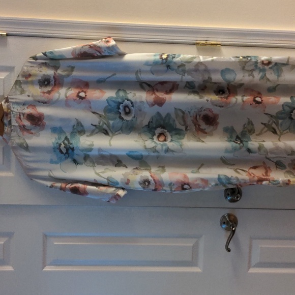 Like new short sleeve floral satiny nightie button size L - Picture 5 of 13